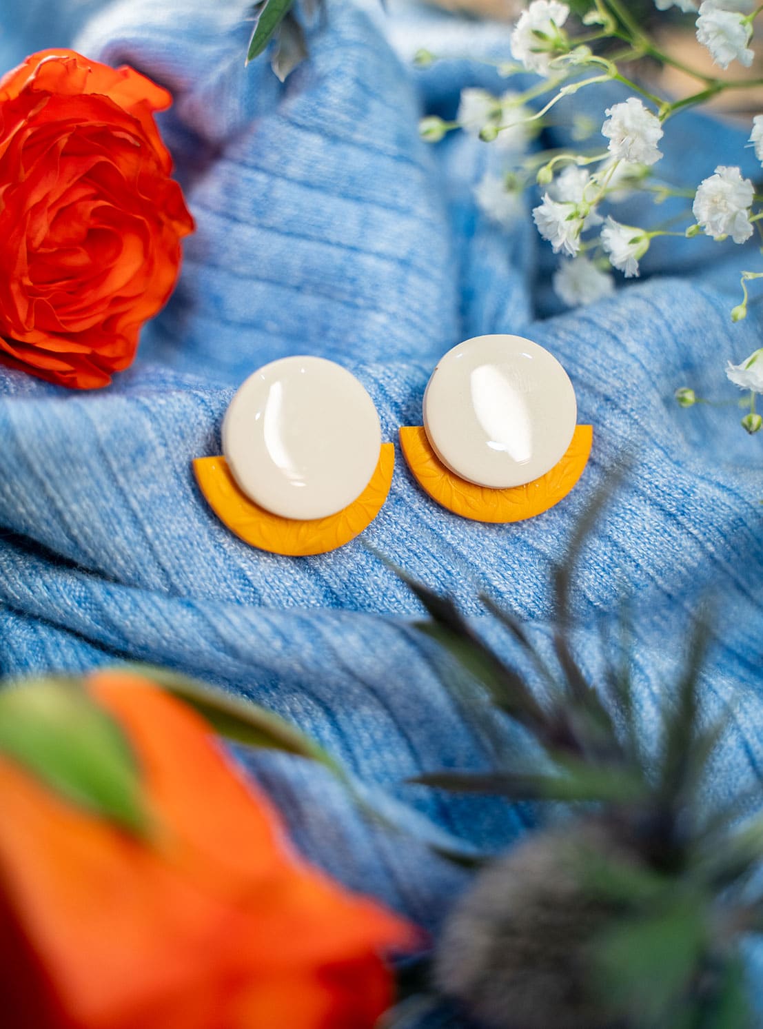 Pendiente artesanal circular gris y amarillo