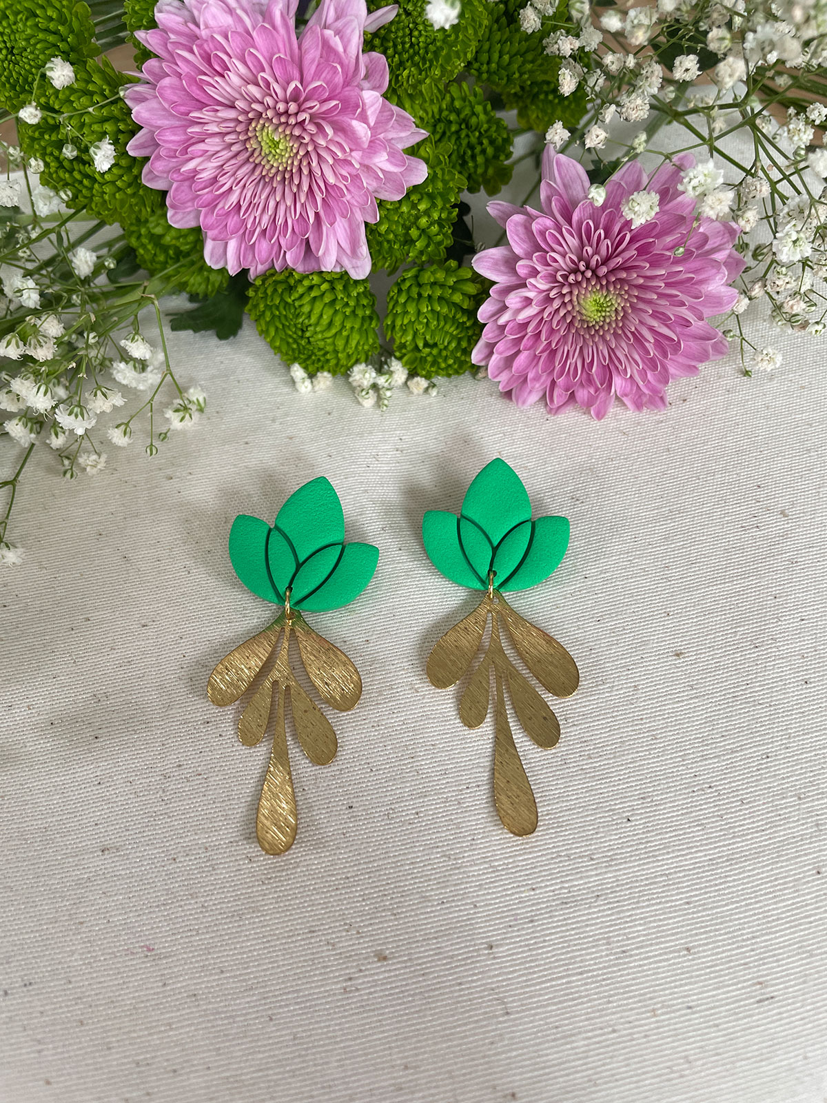 Pdendientes artesanales verdes y dorados
