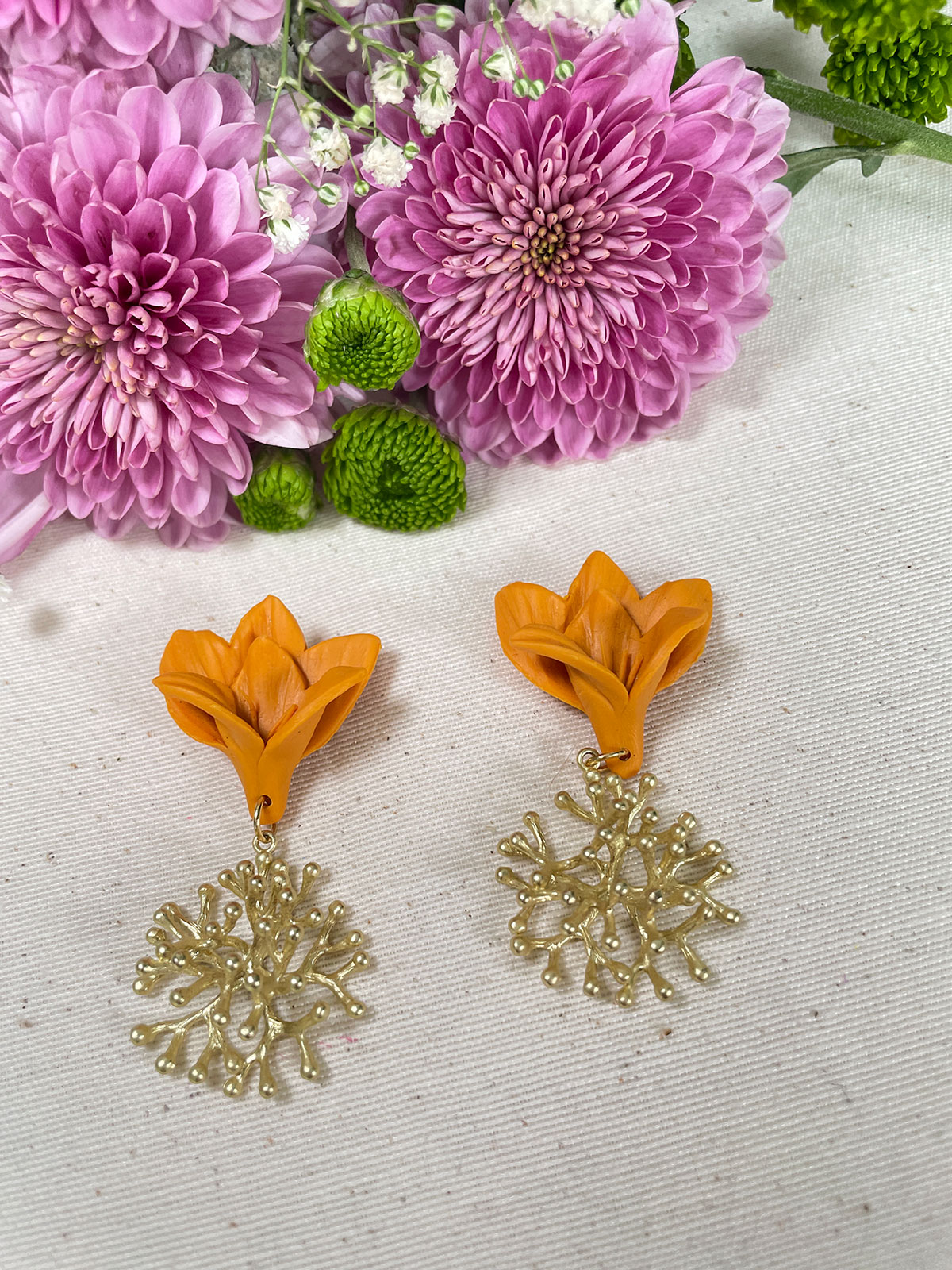 Pendientes artesanales naranjas y dorados