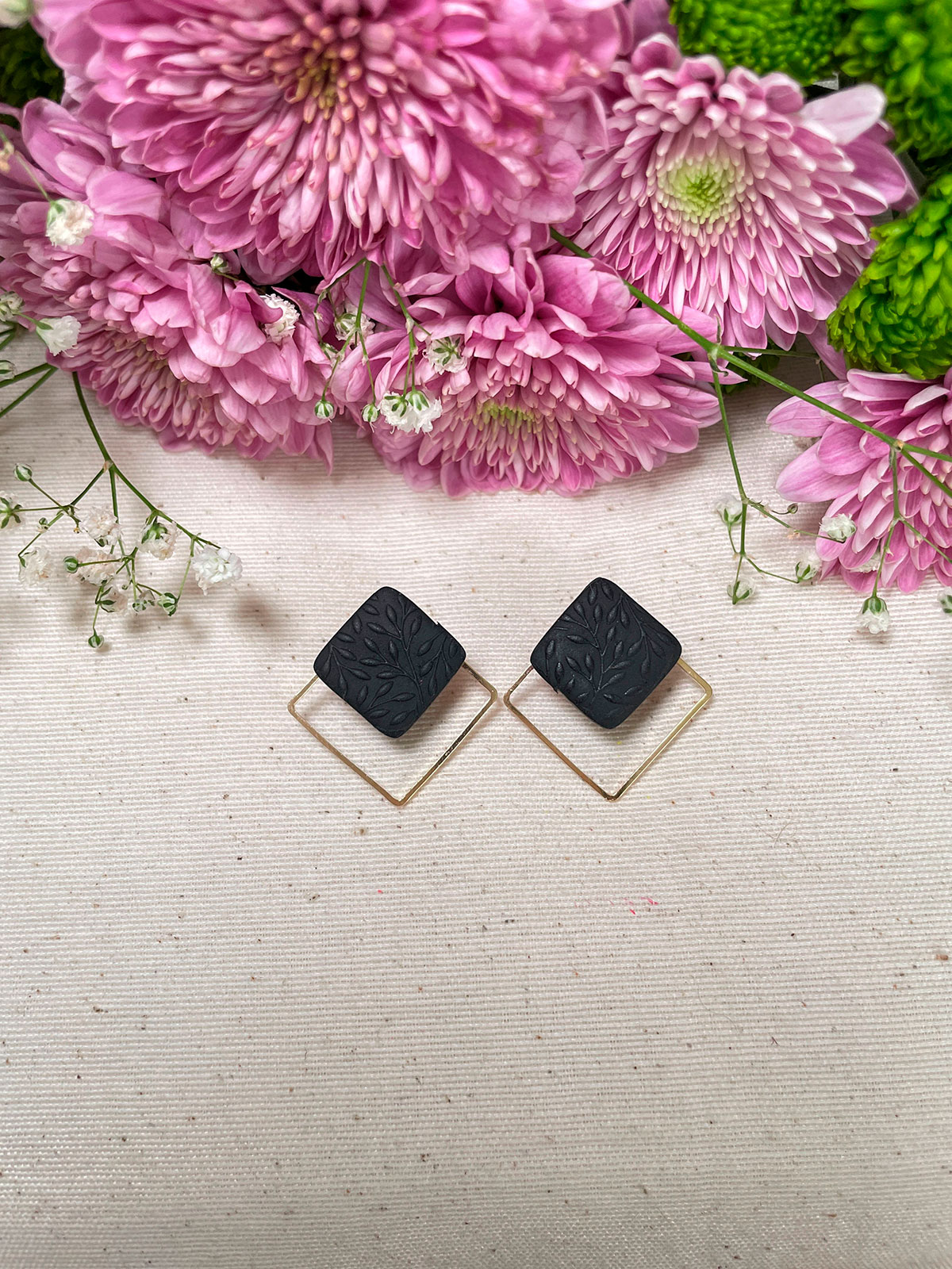 Pendientes artesanales negros cuadrados y dorados