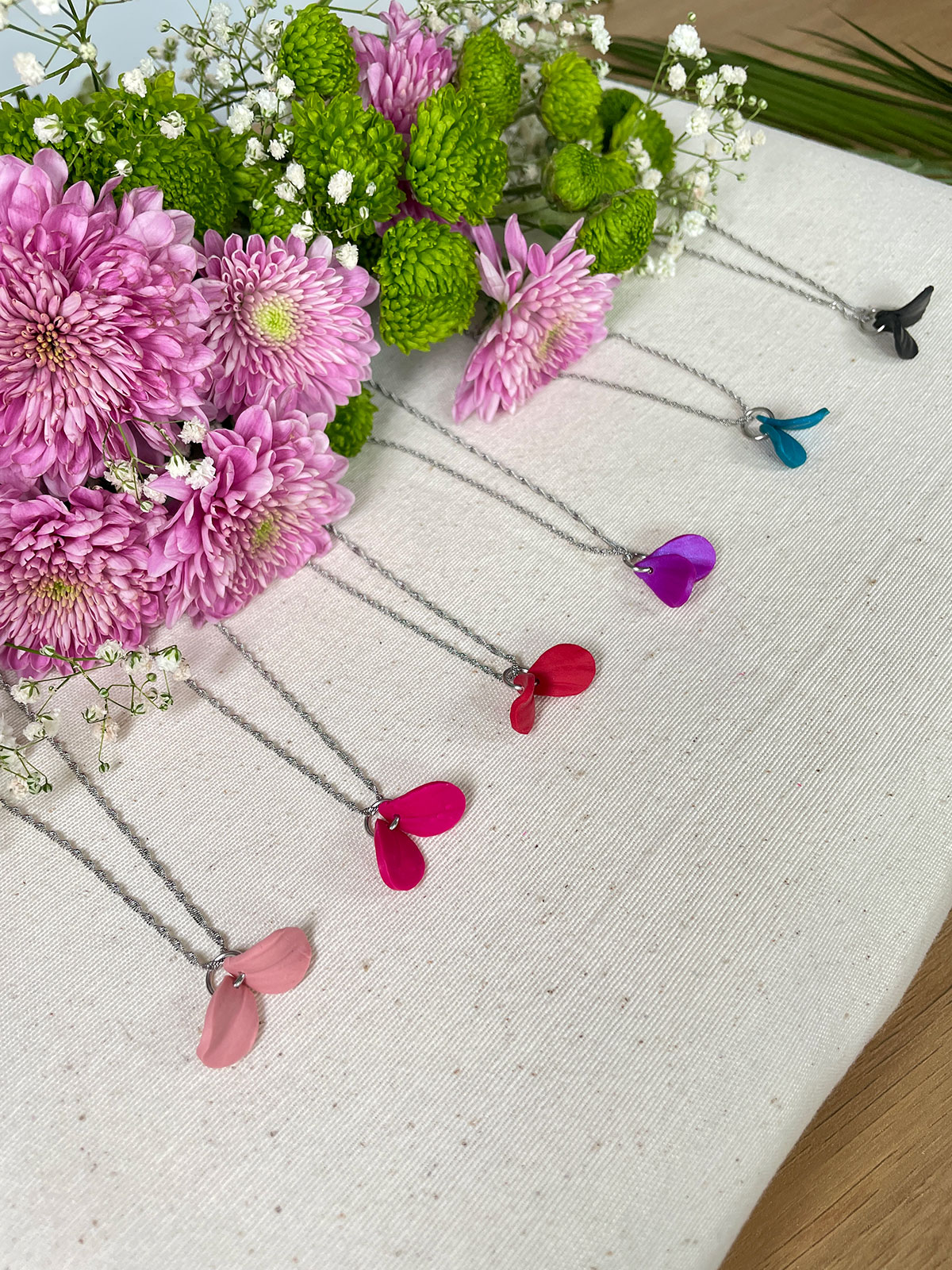 Collares artesanales dos petalos de todos los colores