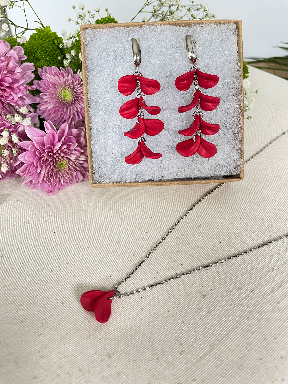 Collares y pendientes artesanales rojo intenso
