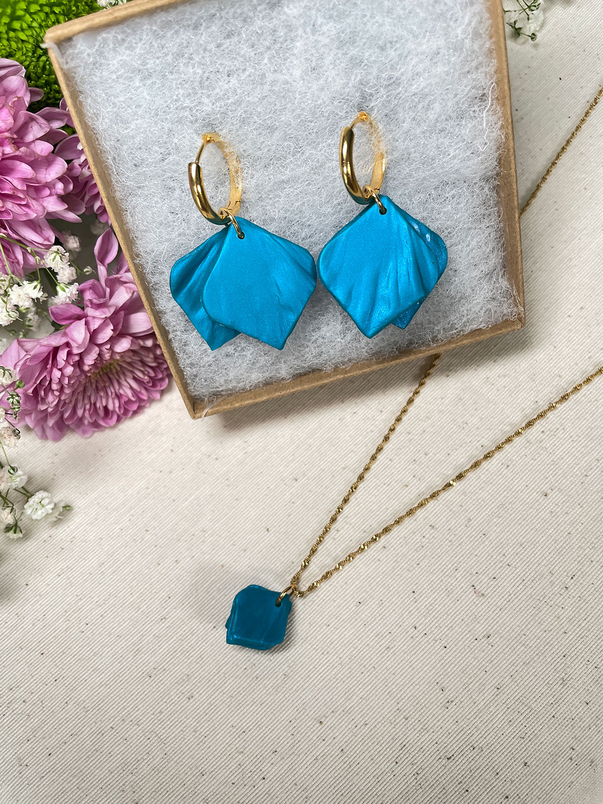 Collar y pendientes artesanales azules brillo metalizado