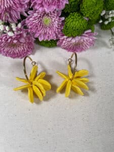 Pendientes artesanales amarillos de petalos