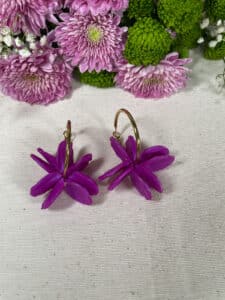 Pendientes artesanales de petalos morado oscuro